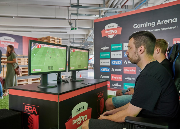 Zwei E-Sport Spielger auf einer Messe bei einem Spiel.